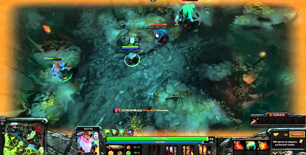 Een screenshot van een videogame met een multiplayer-gevechtsarena. Drie personages zijn in gevecht op een bospad. Op de HUD worden kaarten, statistieken en vaardigheden weergegeven